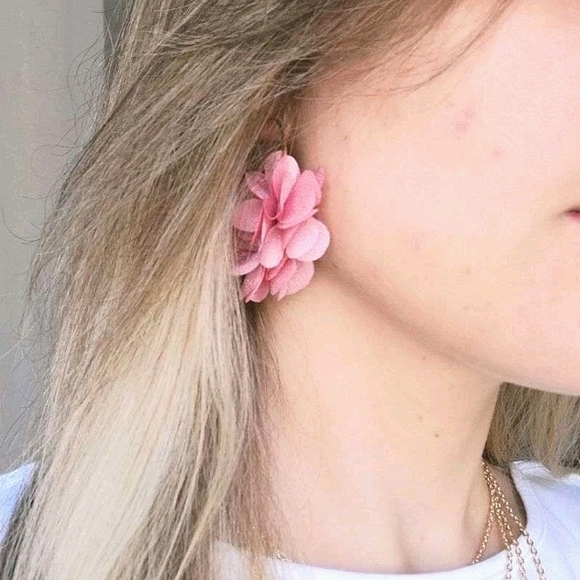 Gold tone boho Hoop Earrings Pink Flower Petals lightweight feminine 💖2/$30 - Picture 8 of 11